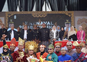 Kapolres Rembang Beserta Istri Ikuti Karnaval HUT ke-81 Kemerdekaan RI