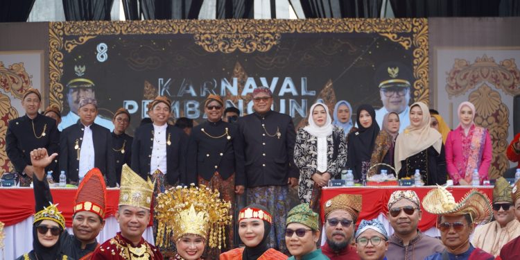 Kapolres Rembang Beserta Istri Ikuti Karnaval HUT ke-81 Kemerdekaan RI
