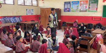Tumbuhkan Cinta Lingkungan Sejak Dini, KKN 142 Tanam Lidah Buaya di SD Muktiharjo 2