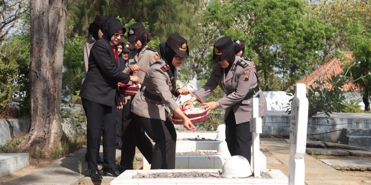 Kasatlantas Polres Rembang Pimpin Ziarah dan Tabur Bunga di TMP Giri Bakti Sambut Hari Polwan ke-78