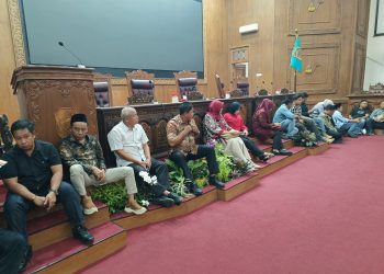 Demo AMPB Berujung Panas, Puluhan Anggota DPRD Pati 'Tertahan' di Ruang Paripurna!