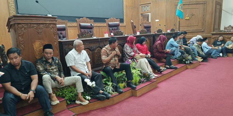 Demo AMPB Berujung Panas, Puluhan Anggota DPRD Pati 'Tertahan' di Ruang Paripurna!